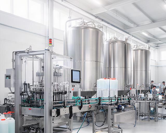 Moderne Abfüllanlagen und Edelstahlbehälter in der Produktionshalle von Wattbach Sauber GmbH in St. Gallen