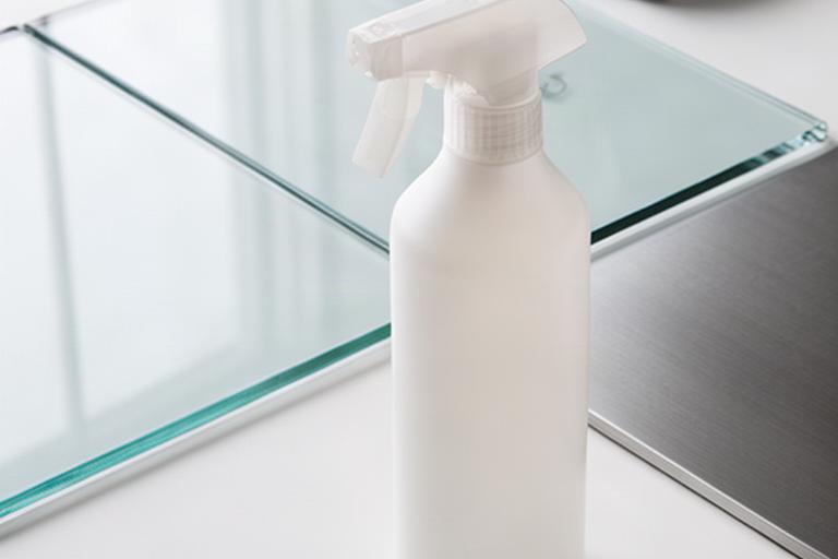Sprühflasche für empfindliche Oberflächen neben Glas und Edelstahl